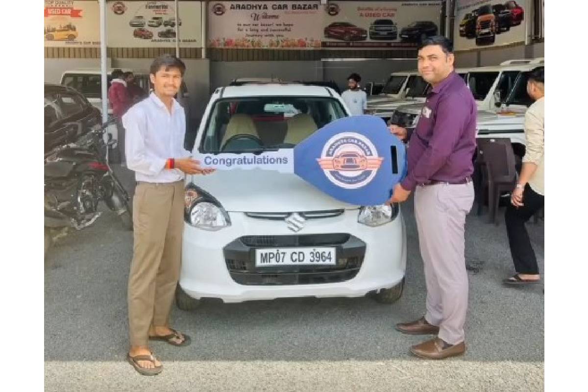 Happy customers receiving vehicle